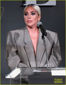 lady-gaga-suit-choice-04.jpg