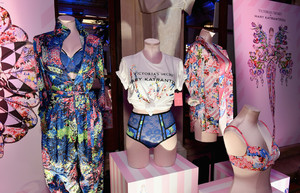 1140575613_VictoriaSecretxMaryKatrantzouEveningH3m0yVJxc7tx.thumb.jpg.4725e302a7667214f95647b8cd17c5a0.jpg