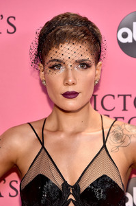 Halsey+2018+Victoria+Secret+Fashion+Show+New+YSj6JFF3EV8x.jpg