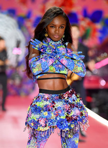 Leomie+Anderson+2018+Victoria+Secret+Fashion+McdpEGMjHfNx.jpg