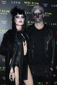 1510187882_GraceElizabethHeidiKlum19thAnnualHalloweeniiKXp5_Vr0tx.thumb.jpg.1cdd4ce308b847ea890f42159e113053.jpg