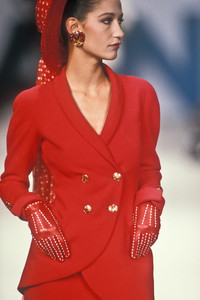 1638501233_Chanel1990HauteCouture59.thumb.jpg.6061fdd66f1e53d2a2a4bfc571c935e4.jpg