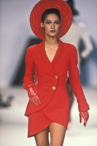 179758050_Chanel1990HauteCouture58.thumb.jpg.939fcfc13e86873a830b276ff1401c10.jpg