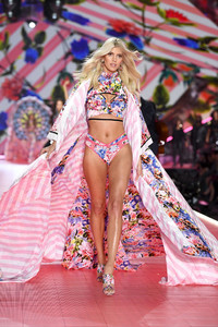 Devon+Windsor+2018+Victoria+Secret+Fashion+gIT9MMaCC3Kx.jpg