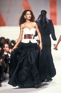 1998503316_Valentino1988WomenRTW37.thumb.jpg.8766c720690735350dd661222a90c9e3.jpg