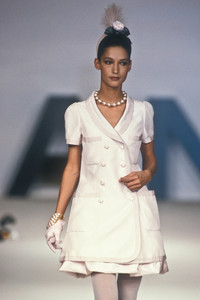 2007887435_Chanel1990HauteCouture116.thumb.jpg.310ad8b6dd6d27c35544c02a836e2f8f.jpg