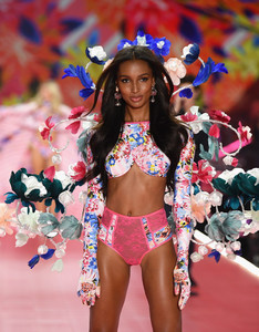 Jasmine+Tookes+2018+Victoria+Secret+Fashion+7PN30dhbSkJx.jpg