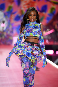 Leomie+Anderson+2018+Victoria+Secret+Fashion+39u1bcDvJtrx.jpg