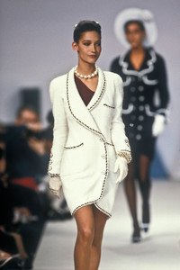 549678731_Chanel1990HauteCouture61.thumb.jpg.839ac159980bfd13e398fd3afd6c457b.jpg