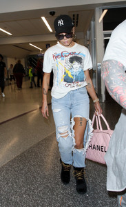 Halsey+Halsey+at+LAX+BgGX1WuG-NZx.jpg