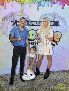 ashlee-simpson-evan-ross-jagger-surprise-party-01.JPG