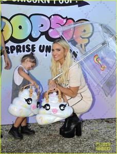 ashlee-simpson-evan-ross-jagger-surprise-party-04.JPG