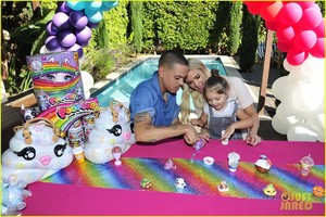 ashlee-simpson-evan-ross-jagger-surprise-party-06.JPG