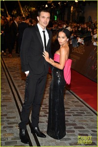 engaged-zoe-kravitz-karl-glusman-couple-up-at-fantastic-beasts-paris-premiere-08.jpg