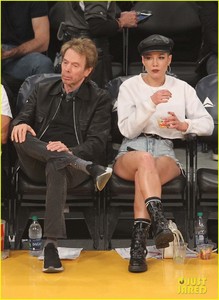 halsey-lakers-game-02.jpg