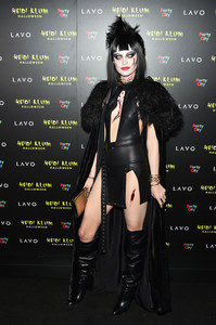 heidi-klum-19th-halloween-party-rex-05.thumb.jpg.4e5a40f7e07e51ff8479e72b765a43c7.jpg