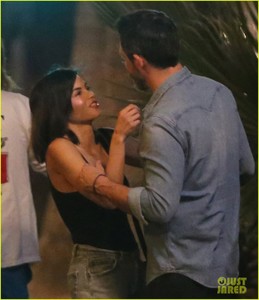 jenna-dewan-boyfriend-steve-kazee-kiss-embrace-08.jpg