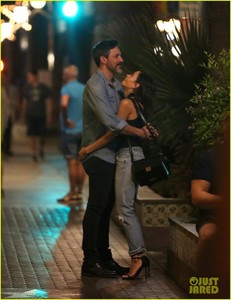 jenna-dewan-boyfriend-steve-kazee-kiss-embrace-11.JPG