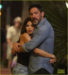 jenna-dewan-boyfriend-steve-kazee-kiss-embrace-12.jpg