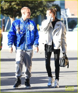 justin-bieber-hailey-baldwin-saturday-morning-pics-03.jpg