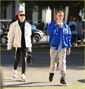 justin-bieber-hailey-baldwin-saturday-morning-pics-07.jpg