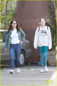 lana-del-rey-shopping-november-2018-05.jpg