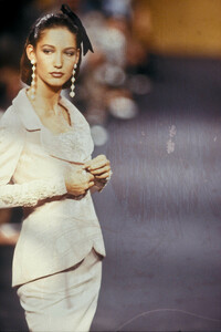 1002001347_Chanel1989HauteCouture125.thumb.jpg.dbdebc0de0edd1bb6e801b6417ea5969.jpg