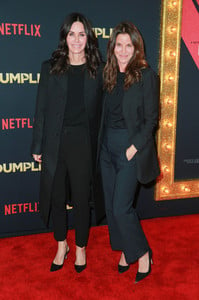 Courteney+Cox+Premiere+Netflix+Dumplin+Arrivals+uMewdzFdf4fx.jpg