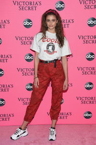 1269806509_VictoriaSecretViewingPartyArrivalsYL_ZgibG94hx.thumb.jpg.3ee865586a191e931519c5a9685248a9.jpg