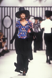 155400388_KarlLagerfeld1989WomenRTW12.thumb.jpg.9033fc766f27d8254f44c57ebe7c5675.jpg