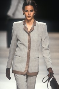 1581234070_GiorgioArmani1992WomenRTW54.thumb.jpg.7baa0edb1dc62e73d886f627ee7ef4f1.jpg