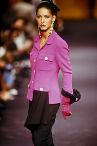 1779742760_Chanel1989HauteCouture10.thumb.jpg.60494464284880674e71d08c6d3132e7.jpg