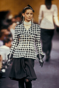 1780812316_Chanel1989HauteCouture116.thumb.jpg.6cb10ad2de3939b62e8b286c1613ca7c.jpg