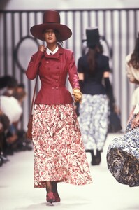 383437586_KarlLagerfeld1989WomenRTW21.thumb.jpg.d40b69fdfe0030461c3e8f7f3702cc5e.jpg