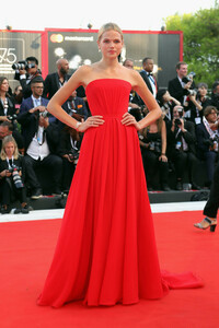 Gabriella+Wilde+First+Man+Premiere+Opening+v5TgKW_9XYax.jpg