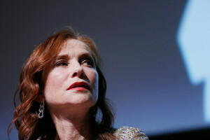 Isabelle+Huppert+Isabelle+Huppert+Receives+LIZJ0dviX5vx.jpg