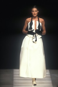 902680342_GiorgioArmani1992WomenRTW124.thumb.jpg.ccd0d8eb0a3336929f4258efc02024ae.jpg