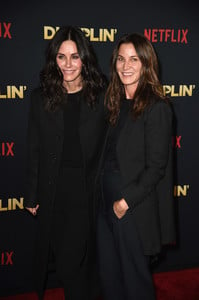 Courteney+Cox+Premiere+Netflix+Dumplin+Arrivals+NiY1-oMJ4m7x.jpg