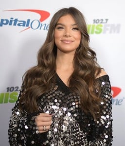 942755381_2018_jingle_ball_hailee_steinfeld(6).thumb.jpg.bc5c1ec780f1fa16edaece54d1a0c8fe.jpg