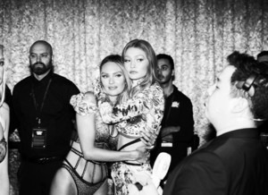 gigihadid_02-12-2018_05-08-33.thumb.jpg.f5188ac243105fa412dd85effdcb4f3b.jpg