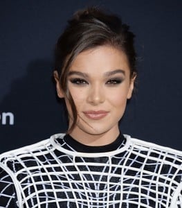 hailee-steinfeld-bumblebee-premiere-in-hollywood-12-09-2018-14.jpg