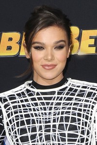 hailee-steinfeld-bumblebee-premiere-in-hollywood-12-09-2018-16.jpg