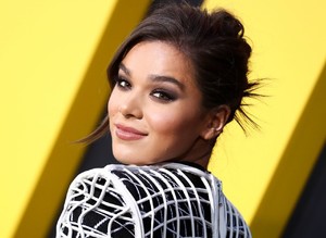 hailee-steinfeld-bumblebee-premiere-in-hollywood-12-09-2018-2.jpg