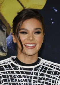 hailee-steinfeld-bumblebee-premiere-in-hollywood-12-09-2018-22.jpg