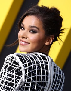 hailee-steinfeld-bumblebee-premiere-in-hollywood-12-09-2018-6.jpg