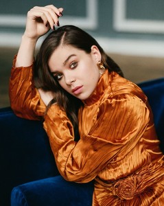 hailee-steinfeld-who-what-wear-uk-photoshoot-2018-2.thumb.jpg.0addbbbb7e330129ee3477959deeb6fe.jpg