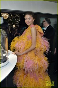 zendaya-ame-jewelry-launch-03.thumb.JPG.b41da1870b7ea0a5f378a0634d6c80ad.JPG