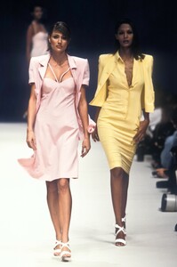 1036074814_EmanuelUngaro1996WomenRTW27.thumb.jpg.245162f880782560aae6ccca872a43e4.jpg