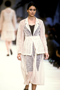 1078779718_YohjiYamamoto1992WomenRTW68.thumb.jpg.855c23e79133d23d2037a0f2c8305b57.jpg