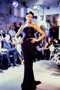 1290834579_JohnGalliano1995WomenRTW10.thumb.jpg.02fbbc3244365e67a4beea52c1be2c35.jpg